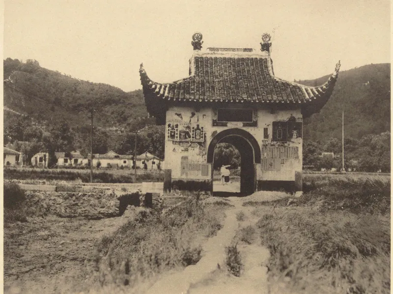 《中国文化史迹》第三辑所收岳麓书院全景旧影，画面为山前道路上的亭式建筑与岳麓山
