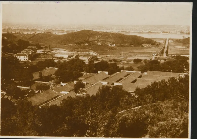 1930年刊载的岳麓书院全景旧影，自山腰俯瞰书院建筑群，远处为湘江与长沙城