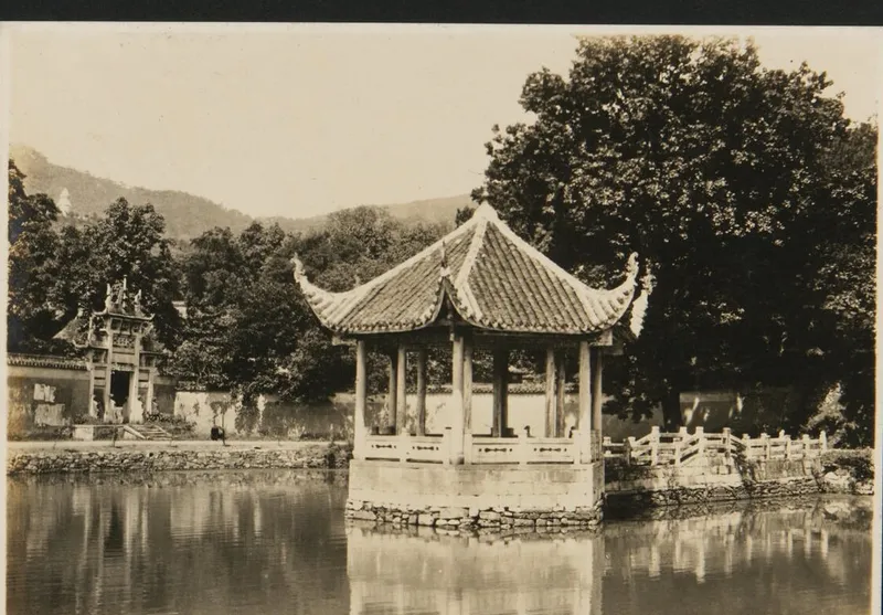 1930年刊载的岳麓书院文庙前吹香亭旧影，亭立于水池中央