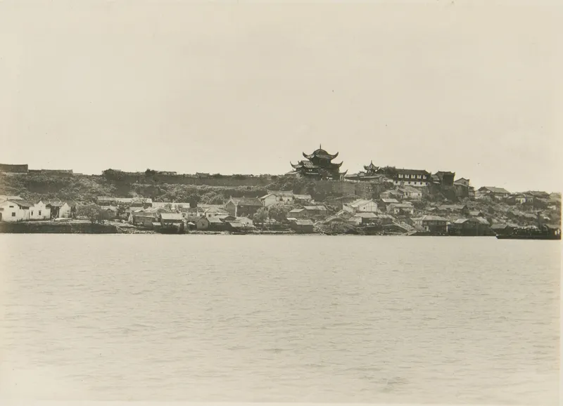 《亚细亚大观》第三辑：自洞庭湖一侧远望岳阳楼与城垣的全景旧影，摄于1926年