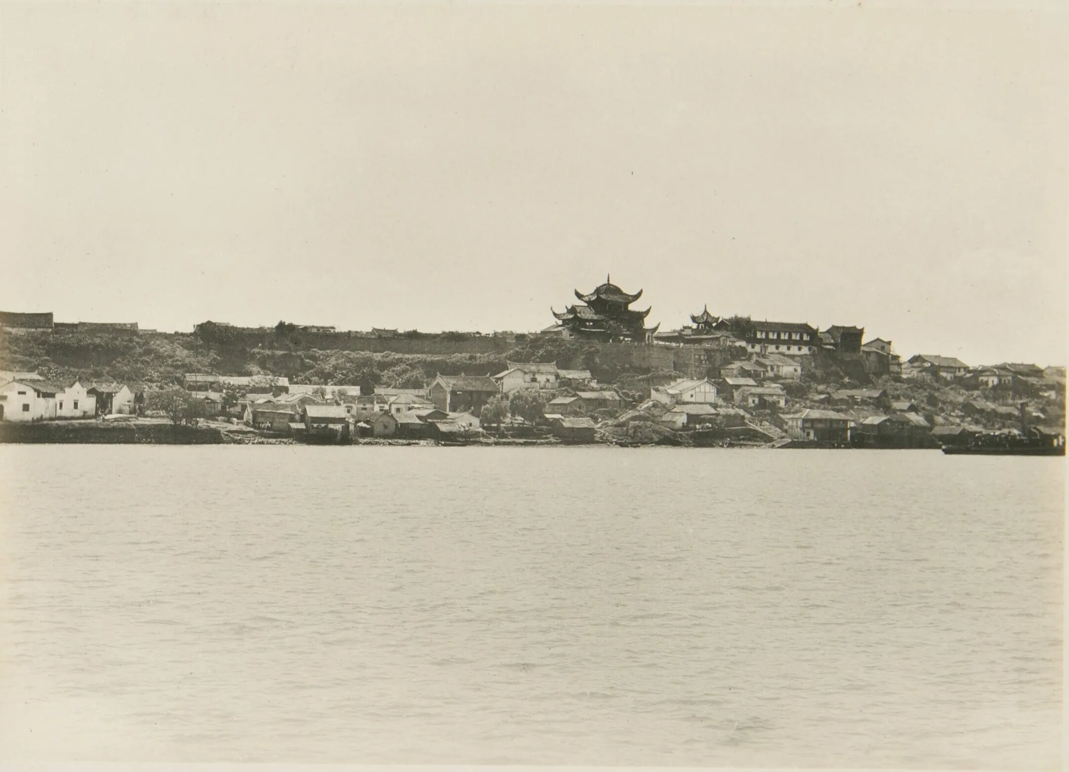 《亚细亚大观》第三辑：自洞庭湖一侧远望岳阳楼与城垣的全景旧影，摄于1926年