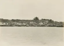 《亚细亚大观》第三辑：自洞庭湖一侧远望岳阳楼与城垣的全景旧影，摄于1926年