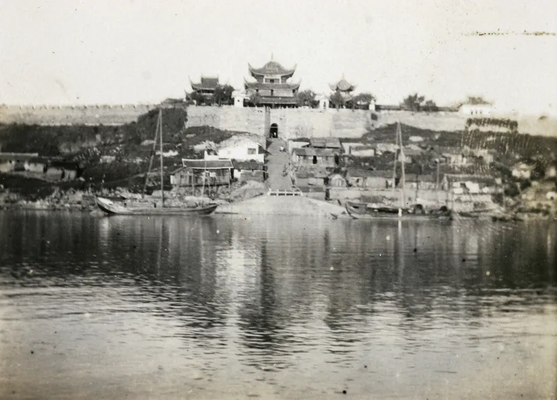 约1900年从洞庭湖一侧望见岳阳楼、城门、城墙与泊船，Banister Family 藏品 Ba-s050