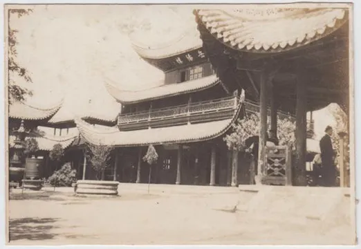 1938至1945年间发行的岳阳楼明信片，楼前院落、主楼与侧亭