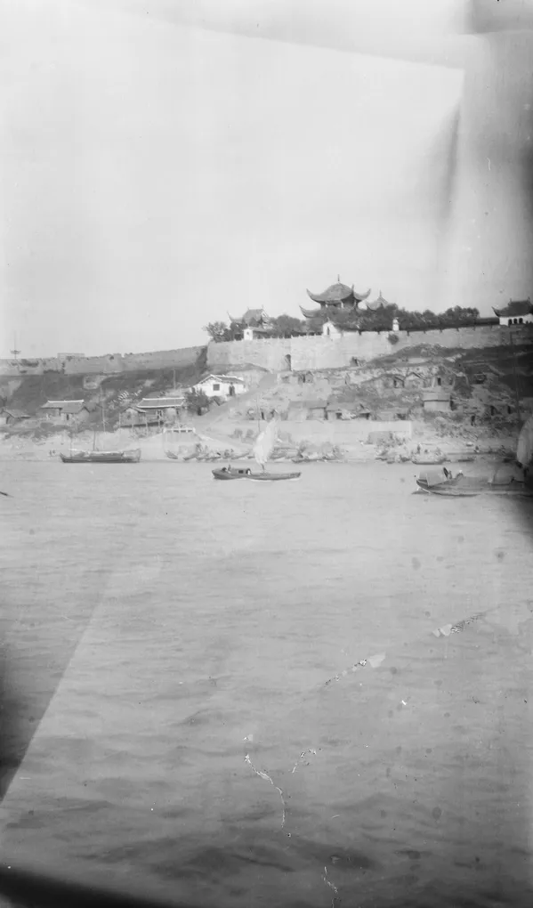 G. Warren Swire 摄于1906至1907年：从洞庭湖一侧望见岳阳楼、城墙、湖岸与船只，馆藏编号 Sw13-043