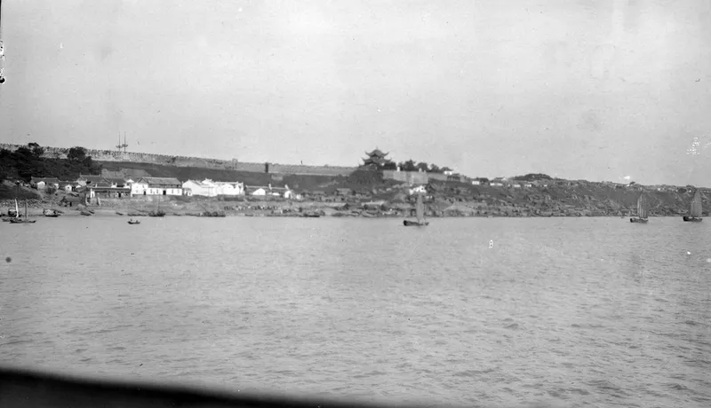 G. Warren Swire 摄于1911至1912年：洞庭湖面、岳州城墙与岳阳楼远景，馆藏编号 Sw16-055