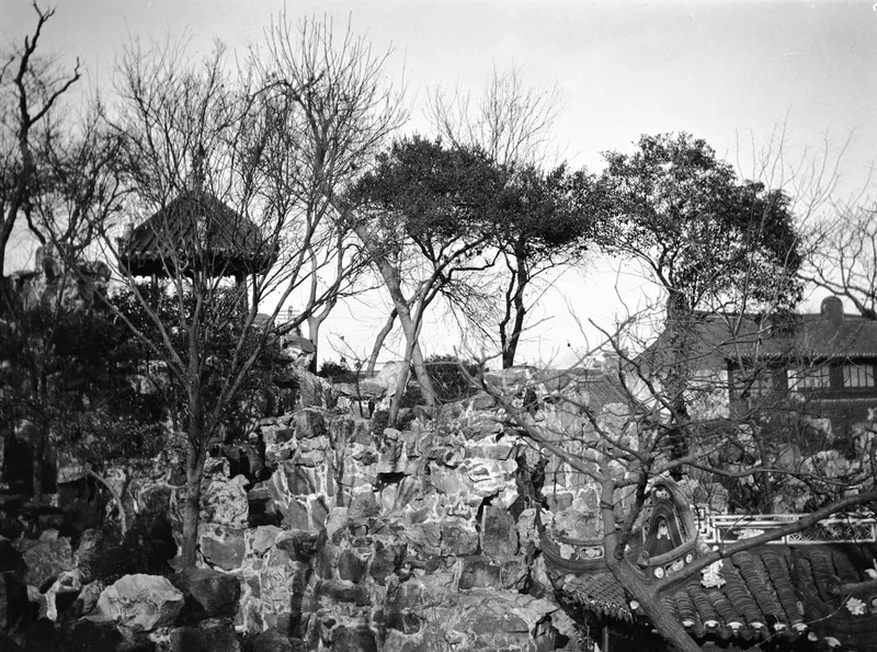 1913至1915年弗雷德里克·克拉普拍摄的上海豫园假山、树木与亭阁