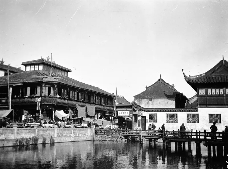 1913至1915年弗雷德里克·克拉普从湖心亭附近拍摄的上海九曲桥与老城市廛