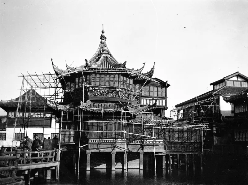 1913至1915年弗雷德里克·克拉普拍摄的搭有脚手架、正在维修的上海湖心亭