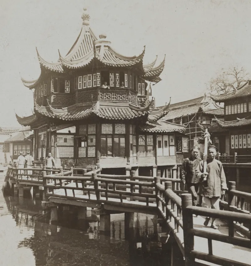 1902年《上海柳纹茶楼》立体照片一侧画幅所见湖心亭、曲桥与游人