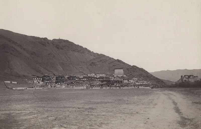 1900至1901年从南面拍摄的扎什伦布寺全景,远处右侧为日喀则宗堡