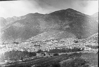 1921年夏拍摄的哲蚌寺依山建筑群